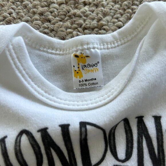 🎀 3 for $25 🎀 Laughing Giraffe Onesie 0-3 Months London Phone Booth - Picture 3 of 4